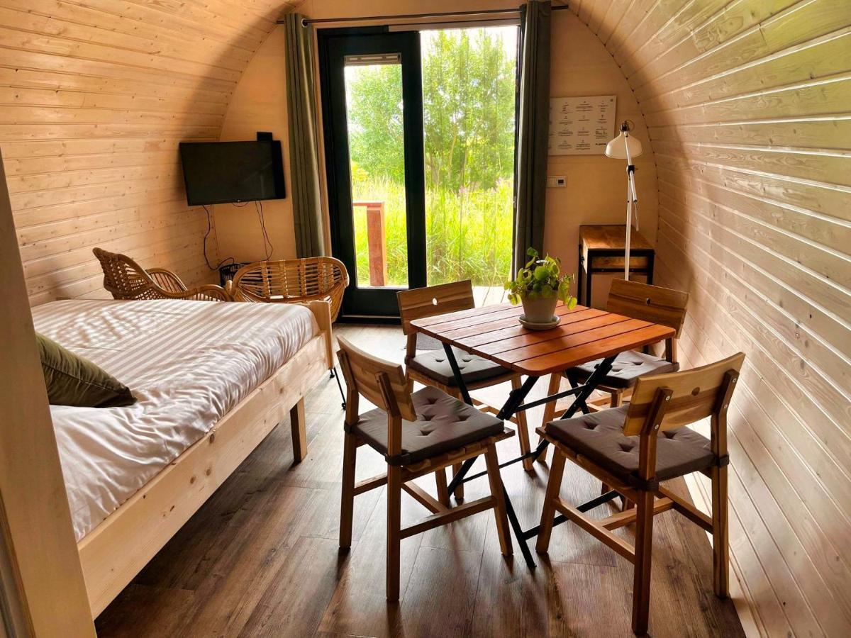 Pod Hotelkamer Aan Het Water Dokkum Eksteriør billede