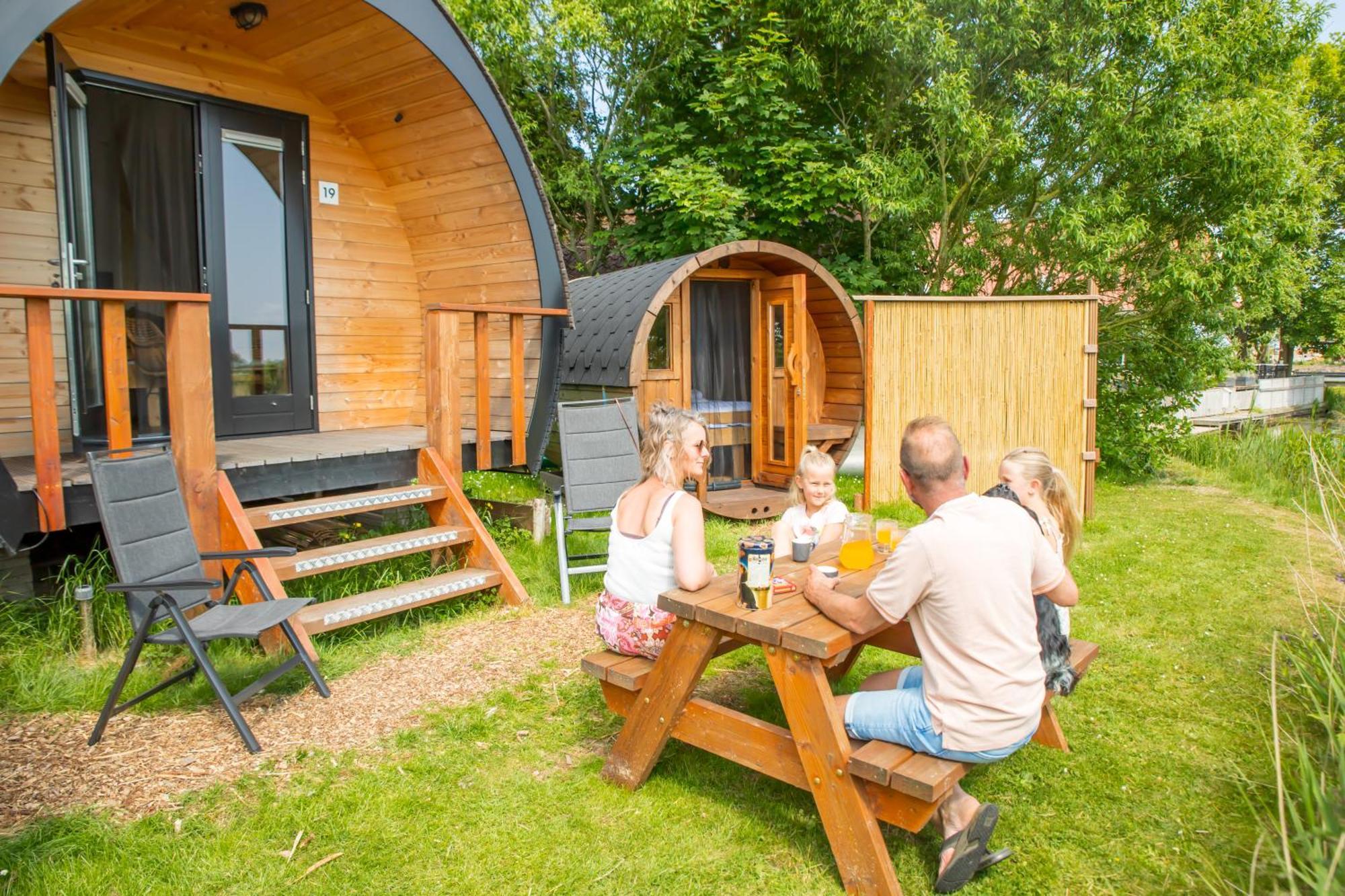 Pod Hotelkamer Aan Het Water Dokkum Eksteriør billede